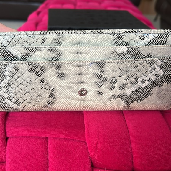 Henri Bendel Wallet-EUC - Picture 10 of 16
